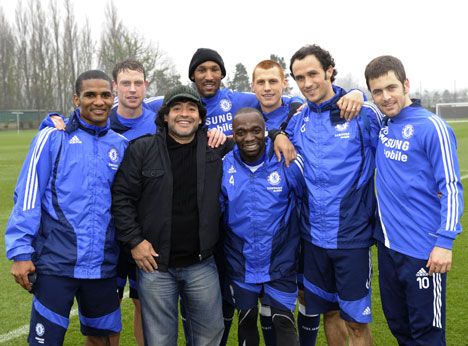 Jucatorii lui Chelsea au cersit autografe si poze cu Maradona_2