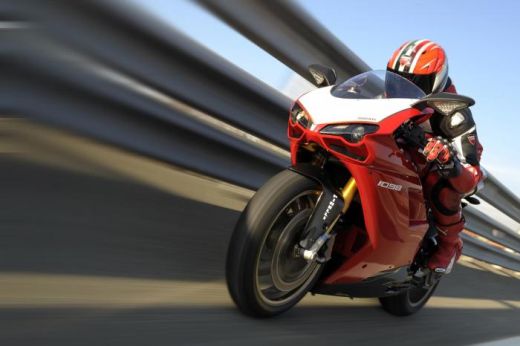 Vezi un film cu furia rosie: Ducati 1098R!_1