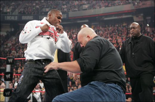 Ringul nu conteaza! Mayweather a facut senzatie in ringul WWE!_1