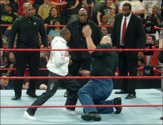 Ringul nu conteaza! Mayweather a facut senzatie in ringul WWE!_3