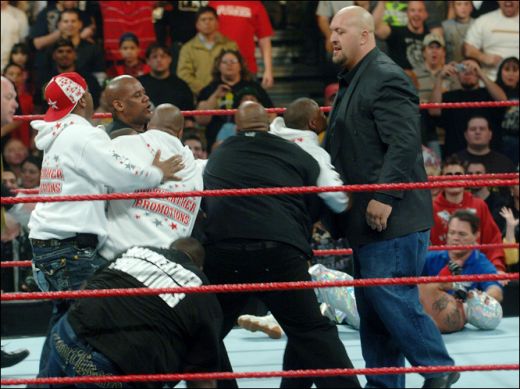 Ringul nu conteaza! Mayweather a facut senzatie in ringul WWE!_4