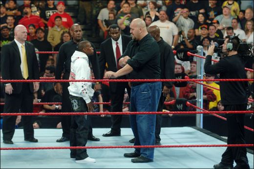 Ringul nu conteaza! Mayweather a facut senzatie in ringul WWE!_5