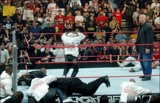 Ringul nu conteaza! Mayweather a facut senzatie in ringul WWE!_6