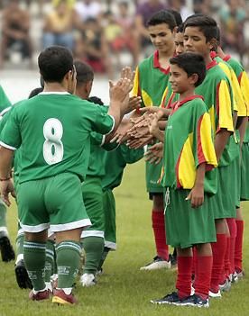 Fantastic: S-au descoperit brazilieni mai mici ca Elton! Vezi cum arata cea mai scunda echipa de fotbal din lume_10