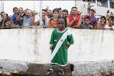 Fantastic: S-au descoperit brazilieni mai mici ca Elton! Vezi cum arata cea mai scunda echipa de fotbal din lume_11
