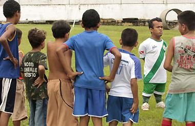 Fantastic: S-au descoperit brazilieni mai mici ca Elton! Vezi cum arata cea mai scunda echipa de fotbal din lume_3