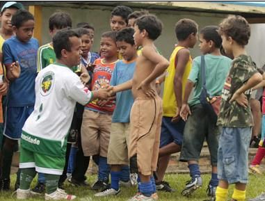 Fantastic: S-au descoperit brazilieni mai mici ca Elton! Vezi cum arata cea mai scunda echipa de fotbal din lume_5