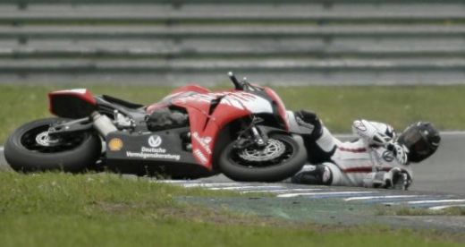Schumacher era s-o pateasca grav! S-a accidentat la motociclism_1