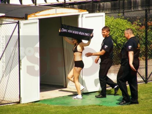 Strip-tease la promovare! O fata a intrat doar in chiloti pe teren la Sportul - Brasov_3