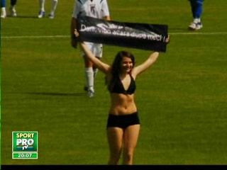 Strip-tease la promovare! O fata a intrat doar in chiloti pe teren la Sportul - Brasov_4