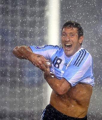 FAZA ZILEI! Vezi golul lui Palermo pentru Argentina si bucuria NEBUNA a lui Maradona_16
