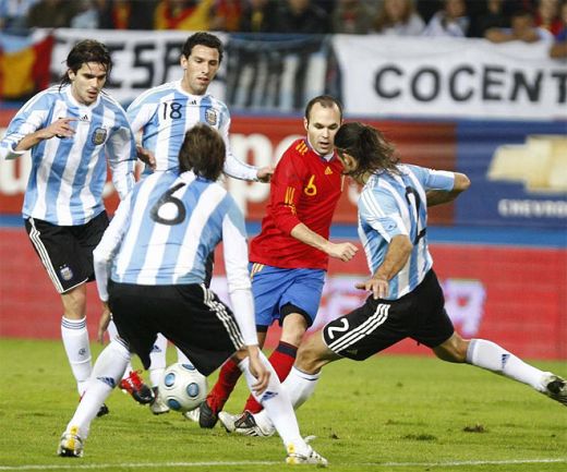 FOTO: Spania a lovit fara mila in Maradona! Vezi ce scandal a iesit dupa meci!_18