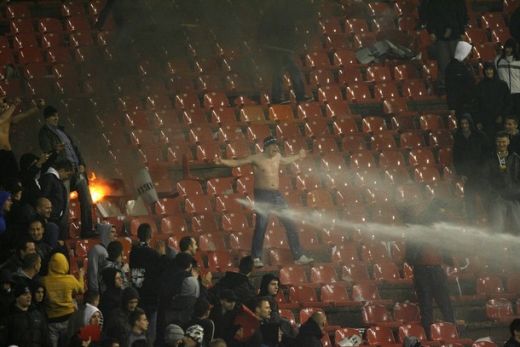 VIDEO Au devastat stadionul! Vezi macelul facut de huligani la Steaua 1-2 Partizan!_6