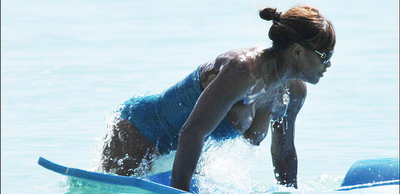 FOTO / Serena Williams practica SURF cu sanii la vedere!_1