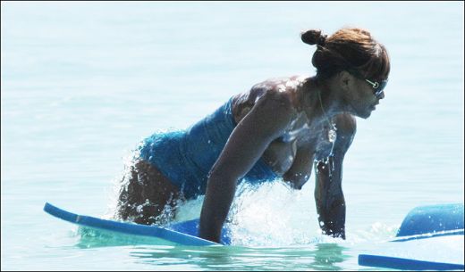FOTO / Serena Williams practica SURF cu sanii la vedere!_3
