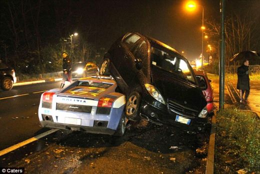 Mamma Mia! Lamborghini de politie de 165.000 de euro facut praf intr-un accident in Italia!_2