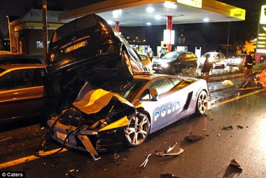 Mamma Mia! Lamborghini de politie de 165.000 de euro facut praf intr-un accident in Italia!_3