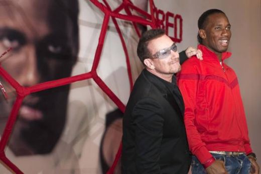 Imaginea saptamanii! Bono de la U2 ii leaga sireturile lui Drogba!_4