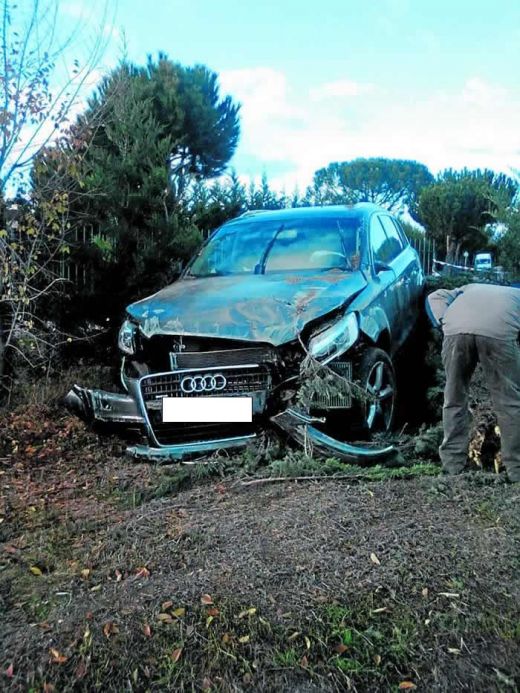 FOTO / Asa arata masina lui Benzema dupa ce a intrat intr-un copac!_2