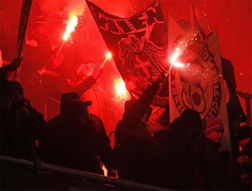 VIDEO / Militantii neo-nazisti au oprit meciul Austria Viena - Athletic Bilbao!_5