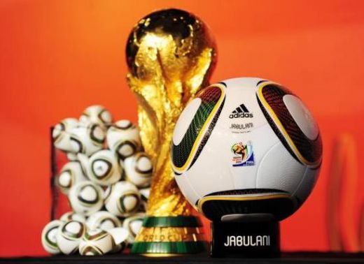 Vezi mingea oficiala pentru Mondialul din Africa de Sud! Ce au facut Kaka si Benzema cu ea!_2