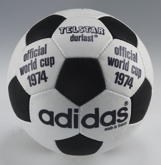 Vezi mingea oficiala pentru Mondialul din Africa de Sud! Ce au facut Kaka si Benzema cu ea!_5