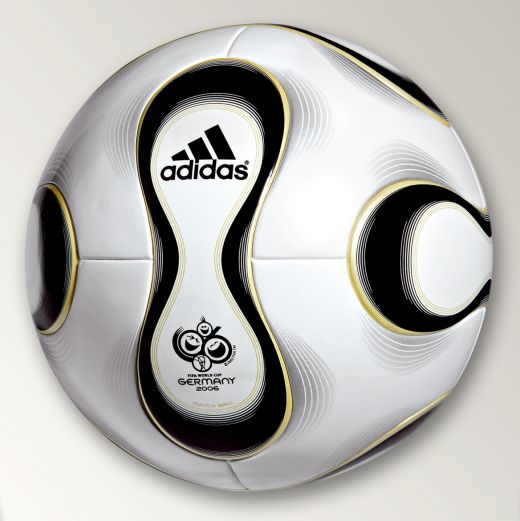 Vezi mingea oficiala pentru Mondialul din Africa de Sud! Ce au facut Kaka si Benzema cu ea!_3
