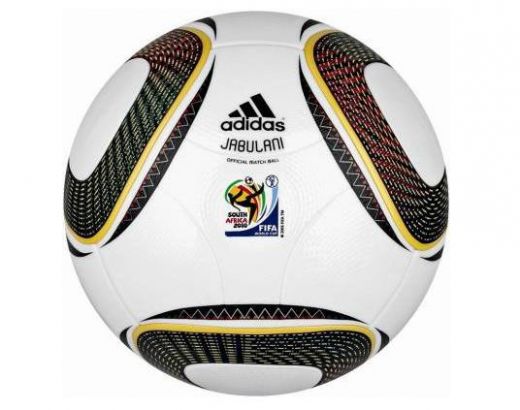 Vezi mingea oficiala pentru Mondialul din Africa de Sud! Ce au facut Kaka si Benzema cu ea!_8