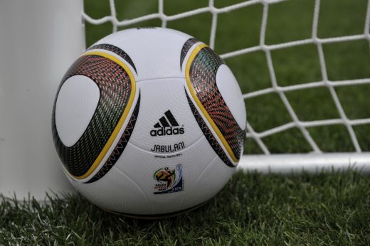 Vezi mingea oficiala pentru Mondialul din Africa de Sud! Ce au facut Kaka si Benzema cu ea!_10