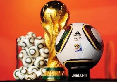 Vezi mingea oficiala pentru Mondialul din Africa de Sud! Ce au facut Kaka si Benzema cu ea!_1