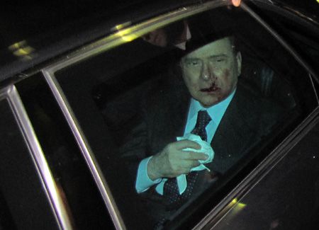 FAZA ZILEI! VIDEO: Imagini socante in Italia! Berlusconi, lovit in fata si umplut de sange!_3