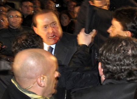 FAZA ZILEI! VIDEO: Imagini socante in Italia! Berlusconi, lovit in fata si umplut de sange!_8