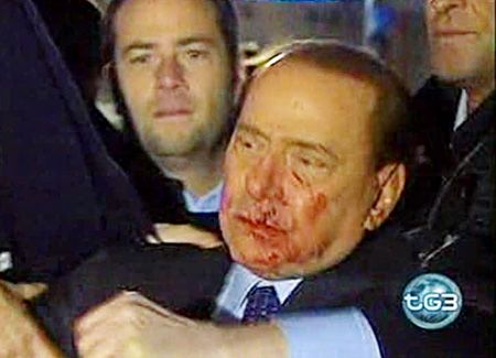 FAZA ZILEI! VIDEO: Imagini socante in Italia! Berlusconi, lovit in fata si umplut de sange!_6