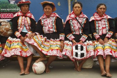 FOTO SENZATIE! Din tara fostului stelist, Mendoza: Cum stiu sa faca show la fotbal femeile din Peru!_1