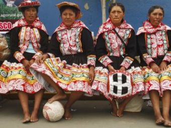 FOTO SENZATIE! Din tara fostului stelist, Mendoza: Cum stiu sa faca show la fotbal femeile din Peru!