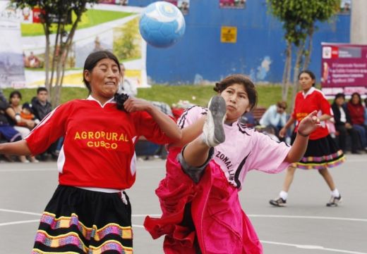 FOTO SENZATIE! Din tara fostului stelist, Mendoza: Cum stiu sa faca show la fotbal femeile din Peru!_3