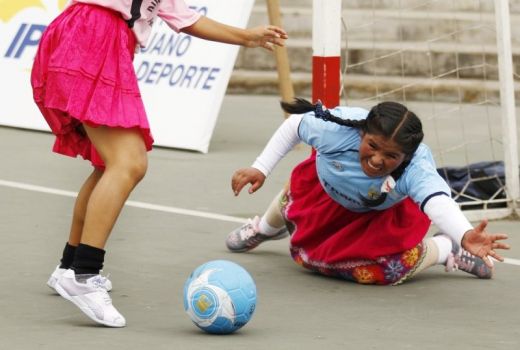 FOTO SENZATIE! Din tara fostului stelist, Mendoza: Cum stiu sa faca show la fotbal femeile din Peru!_2