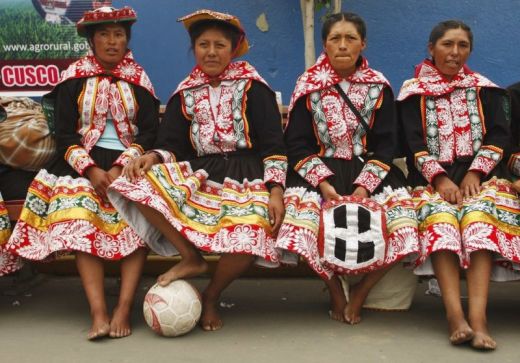 FOTO SENZATIE! Din tara fostului stelist, Mendoza: Cum stiu sa faca show la fotbal femeile din Peru!_5