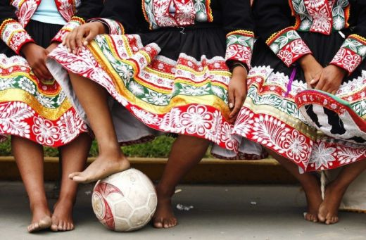 FOTO SENZATIE! Din tara fostului stelist, Mendoza: Cum stiu sa faca show la fotbal femeile din Peru!_6