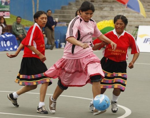 FOTO SENZATIE! Din tara fostului stelist, Mendoza: Cum stiu sa faca show la fotbal femeile din Peru!_4