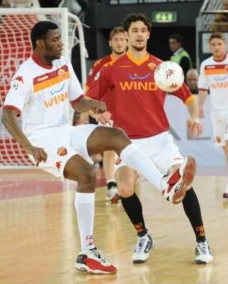FOTO si VIDEO: Lobont si Totti s-au intrecut in slam dunk-uri_10