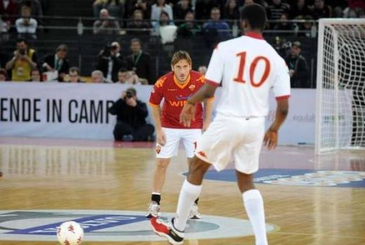 FOTO si VIDEO: Lobont si Totti s-au intrecut in slam dunk-uri_23
