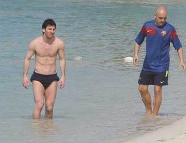 FOTO / Messi, Balonul de Plaja! Vezi cum se recupereaza Leo:_6