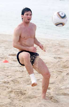 FOTO / Messi, Balonul de Plaja! Vezi cum se recupereaza Leo:_2