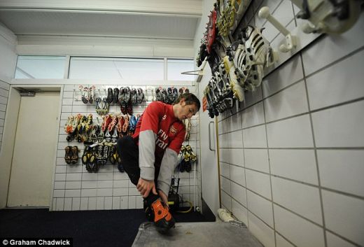 FOTO! Legile lui Wenger: Cele 3 lucruri INTERZISE in vestiarul juniorilor lui Arsenal!_19