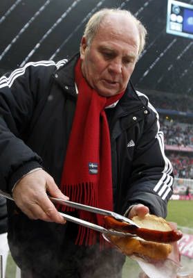 TARE! Managerul lui Bayern a prajit carnati pe teren inainte de meciul cu Hertha lui Max Nicu! FOTO!_4