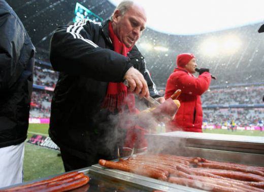 TARE! Managerul lui Bayern a prajit carnati pe teren inainte de meciul cu Hertha lui Max Nicu! FOTO!_5