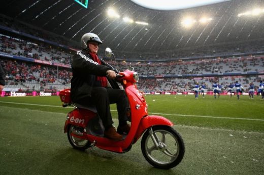 TARE! Managerul lui Bayern a prajit carnati pe teren inainte de meciul cu Hertha lui Max Nicu! FOTO!_2