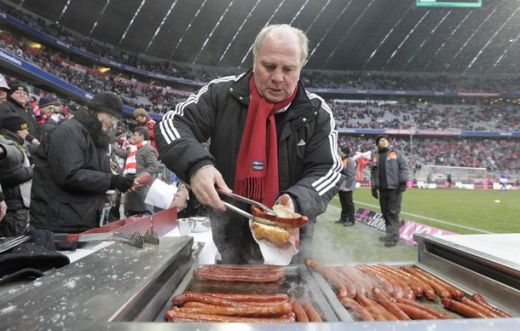 TARE! Managerul lui Bayern a prajit carnati pe teren inainte de meciul cu Hertha lui Max Nicu! FOTO!_3