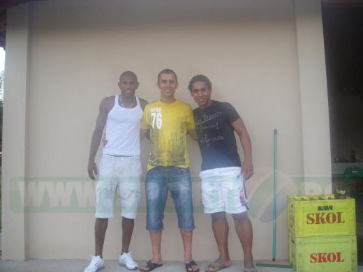 FOTO Bogatie in Brazilia pentru Spadacio, Helder si Eric! Cum au strans mancare pentru saraci!_2